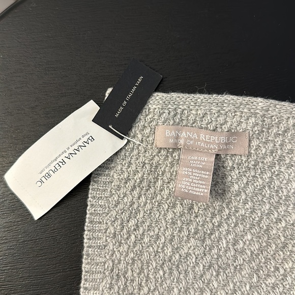 Banana Republic Grey Italian Yarn Pashmina - Picture 9 of 9